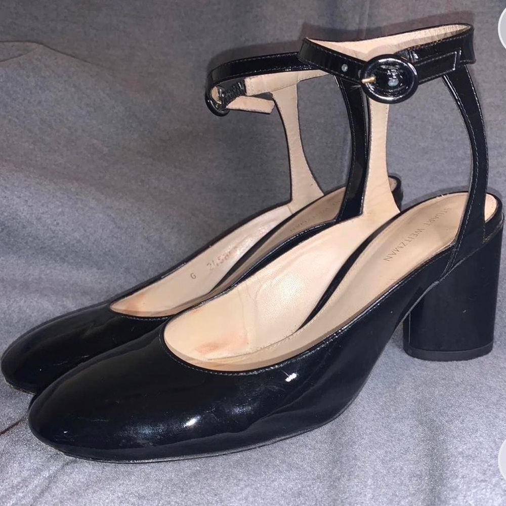 Authentic Stuart Weitzman shiny black pumps.